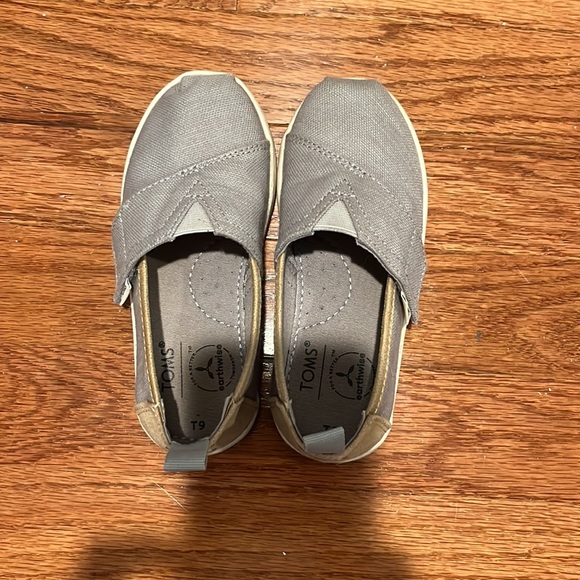 New Like Boys TOMS slip ons - Picture 2 of 2